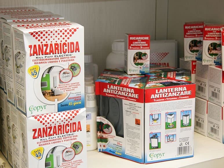 Lo scaffale dei prodotti professionali di Eco Merid: zanzaricidi, lanterne antizanzare e ricariche